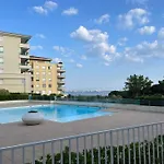 Apartment F2 Climatise, Piscine, Parking, A Pied