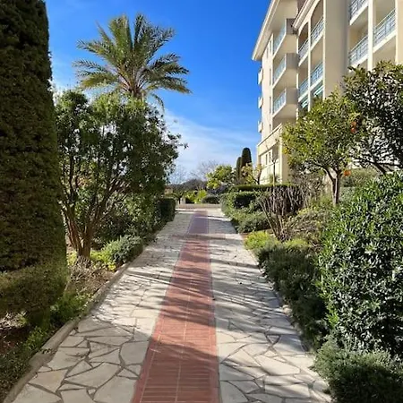 F2 Climatise, Piscine, Parking, A Pied Daire Antibes