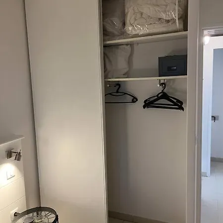 Apartment F2 Climatise, Piscine, Parking, A Pied