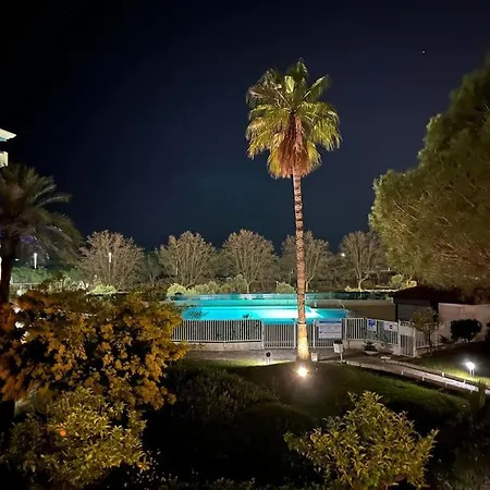 F2 Climatise, Piscine, Parking, A Pied