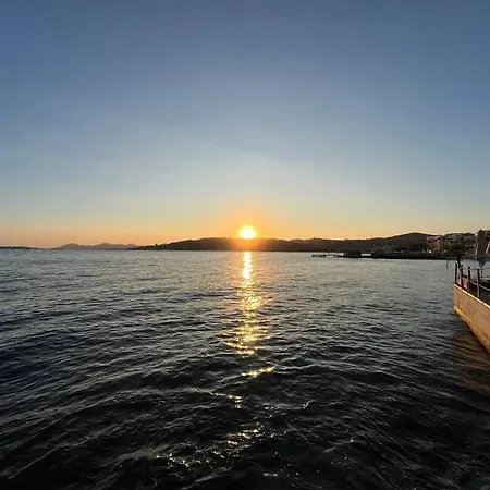 F2 Climatise, Piscine, Parking, A Pied Daire