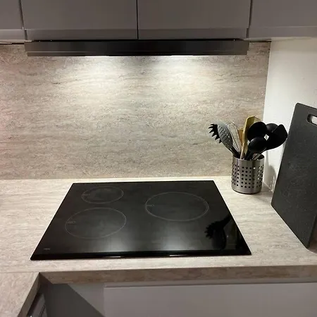 F2 Climatise, Piscine, Parking, A Pied *