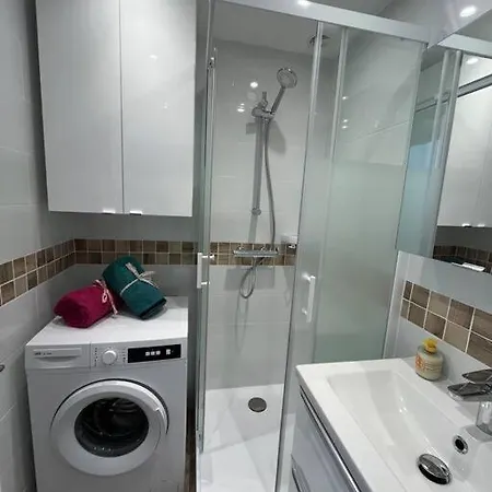 F2 Climatise, Piscine, Parking, A Pied