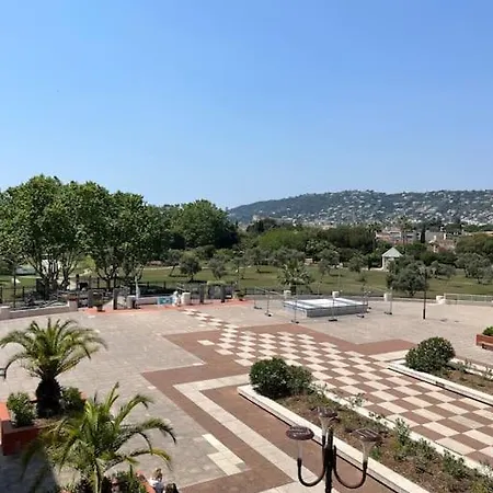 F2 Climatise, Piscine, Parking, A Pied 아파트 앙티브