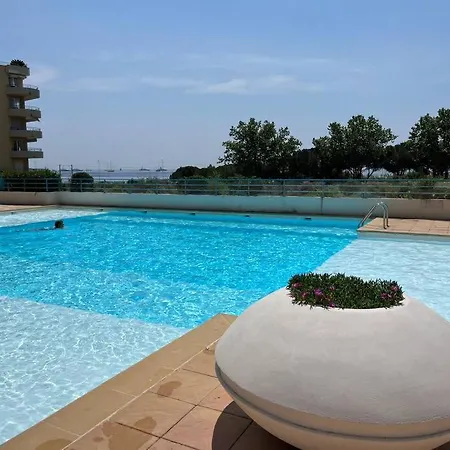 F2 Climatise, Piscine, Parking, A Pied 아파트 *