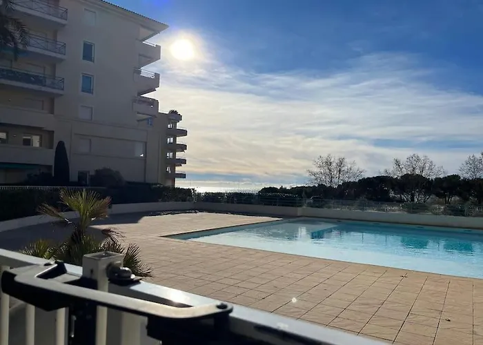 F2 Climatise, Piscine, Parking, A Pied Антиб