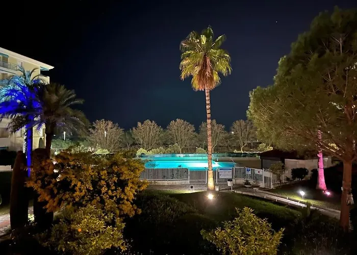 F2 Climatise, Piscine, Parking, A Pied