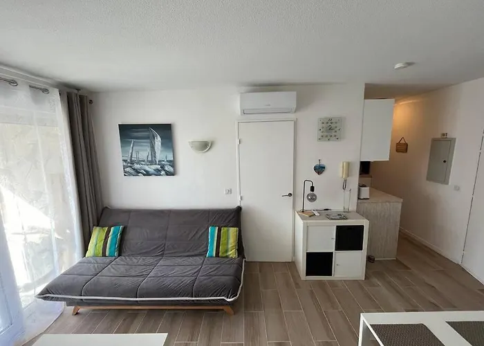 F2 Climatise, Piscine, Parking, A Pied Антиб