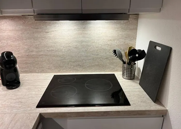 F2 Climatise, Piscine, Parking, A Pied *