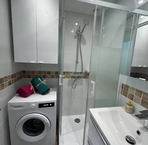 F2 Climatise, Piscine, Parking, A Pied