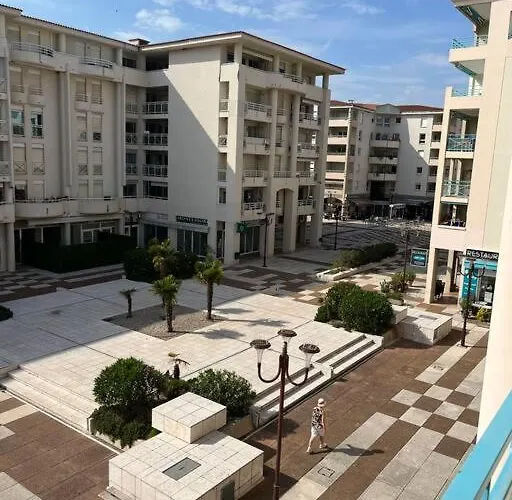 F2 Climatise, Piscine, Parking, A Pied * Антиб