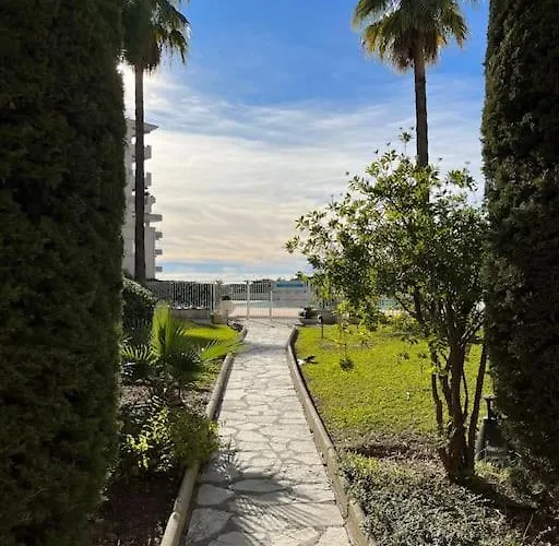 F2 Climatise, Piscine, Parking, A Pied Антиб