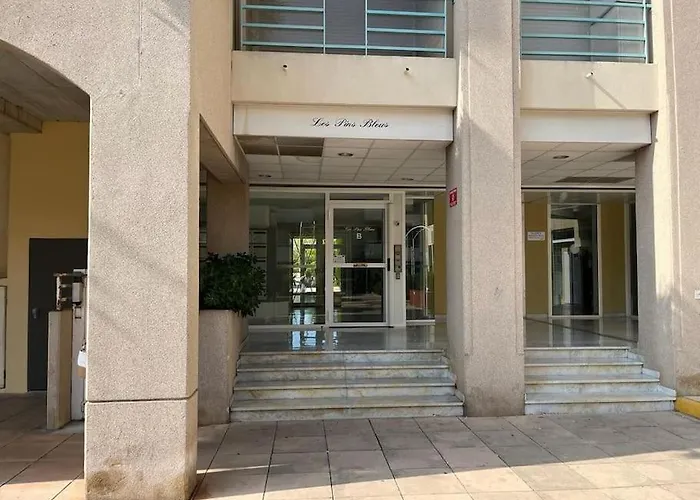 F2 Climatise, Piscine, Parking, A Pied